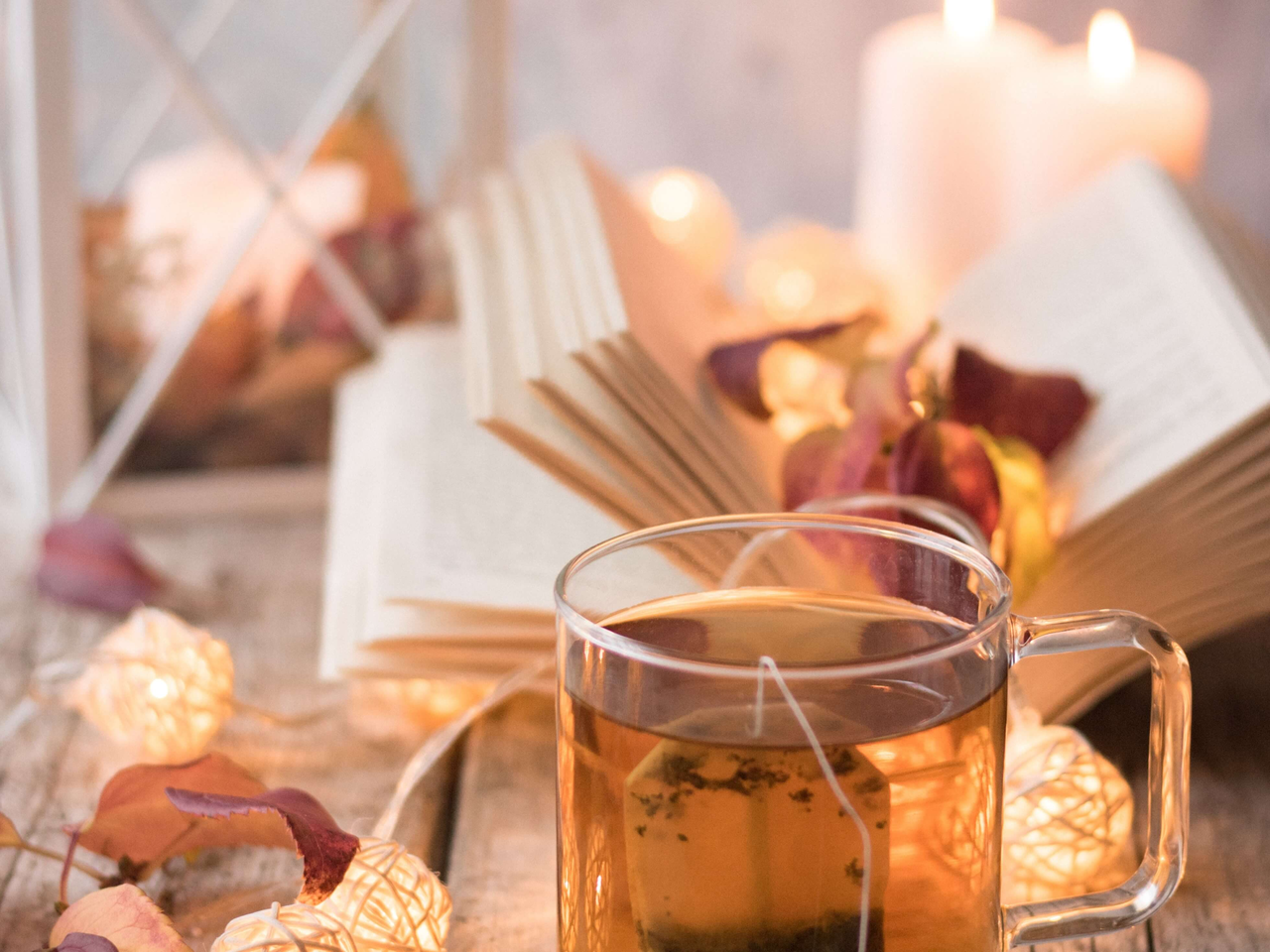 Teeglas vor einem Buch